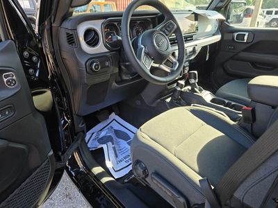 2025 Jeep Wrangler - Photo 14