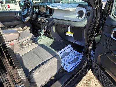 2025 Jeep Wrangler - Photo 28