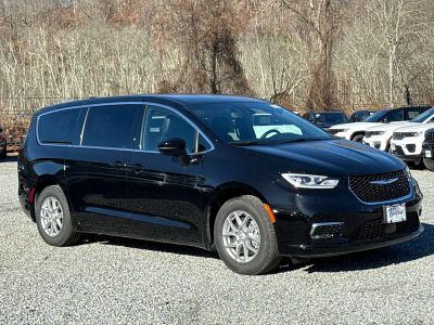 2026 Chrysler Pacifica Select in Diamond Black Crystal Pearlcoat — front three-quarter view