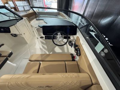 2025 Sea Ray SDX 270 - Photo 17
