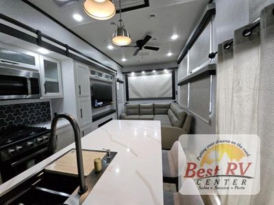 2025 CrossRoads RV Hampton - Photo 13