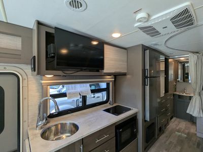 2023 Thor Motor Coach Axis — photo 9 view
