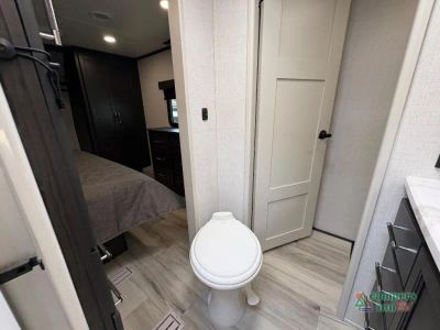 2025 Keystone RV Avalanche — photo 40 view