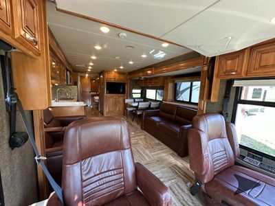 2017 Thor Motor Coach Venetian — photo 15 view