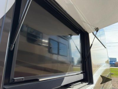 2017 Thor Motor Coach Venetian — photo 10 view