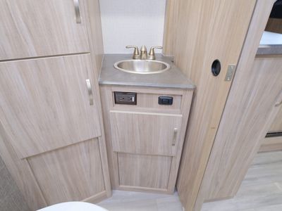 2022 Winnebago Micro Minnie FLX — photo 15 view
