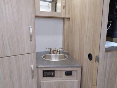 2022 Winnebago Micro Minnie FLX — photo 13 view