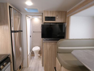 2022 Winnebago Micro Minnie FLX — photo 11 view
