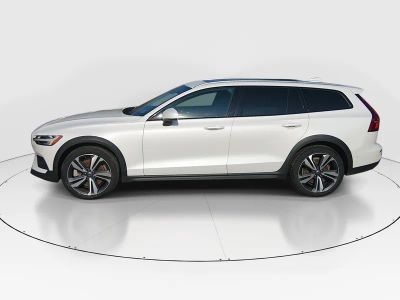 2025 Volvo V60 Cross Country - Photo 4