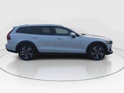 2025 Volvo V60 Cross Country - Photo 8