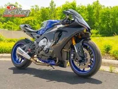 2015 Yamaha YZF-R1 — front three-quarter view