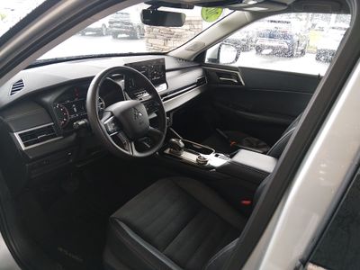 2025 Mitsubishi Outlander - Photo 13