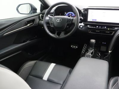 2025 Toyota Camry FWD - Photo 32