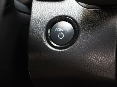 2025 Toyota Camry FWD - Photo 18