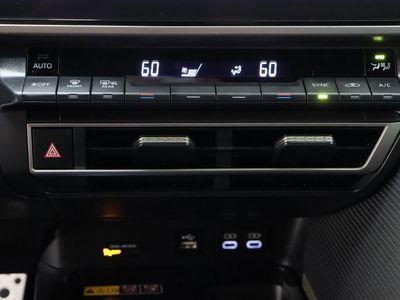 2025 Toyota Camry FWD - Photo 20