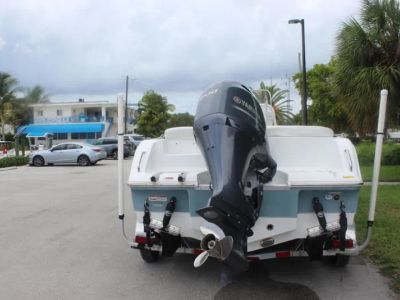 2021 Sea Hunt Ultra 229 — engine compartment view