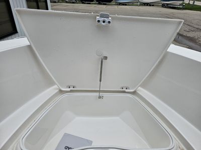 2025 Robalo R180 - Photo 11