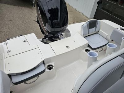 2025 Robalo R180 - Photo 6