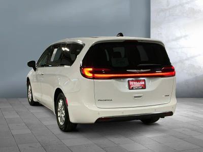 2023 Chrysler Pacifica - Photo 2