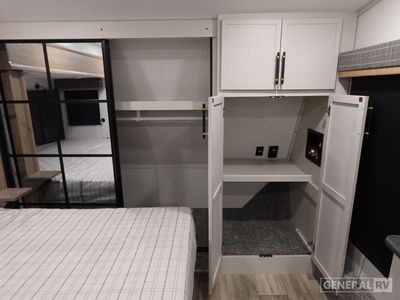 2025 Dutchmen Astoria — photo 11 view