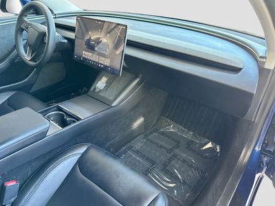 2025 Tesla Model 3 - Photo 29