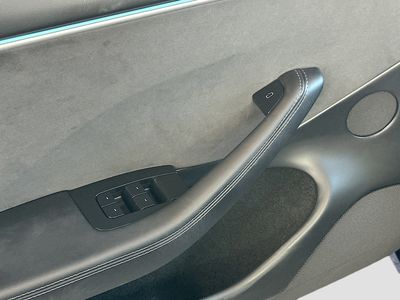 2025 Tesla Model 3 - Photo 17