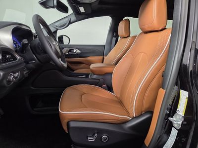 2026 Chrysler Pacifica — photo 10 view