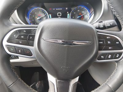 2023 Chrysler Pacifica — photo 12 view
