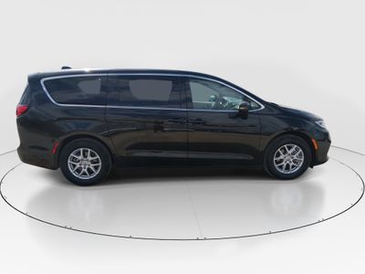 2023 Chrysler Pacifica — photo 8 view