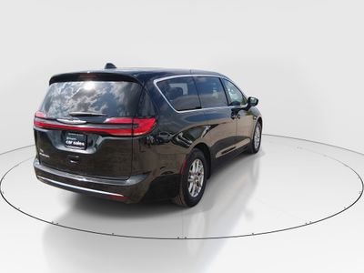 2023 Chrysler Pacifica — photo 7 view