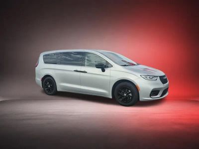 2024 Chrysler Pacifica — side profile view