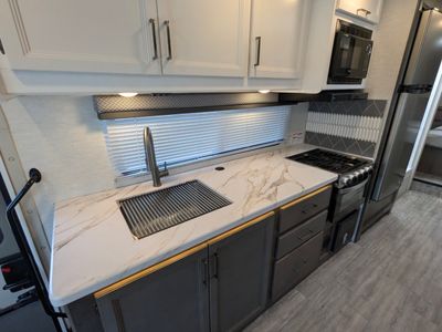 2025 Thor Motor Coach Four Winds — photo 16 view