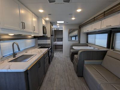 2025 Thor Motor Coach Four Winds — photo 8 view