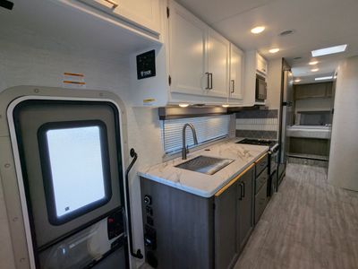 2025 Thor Motor Coach Four Winds — photo 25 view