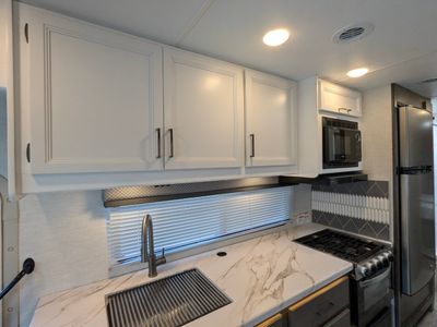 2025 Thor Motor Coach Four Winds — photo 26 view
