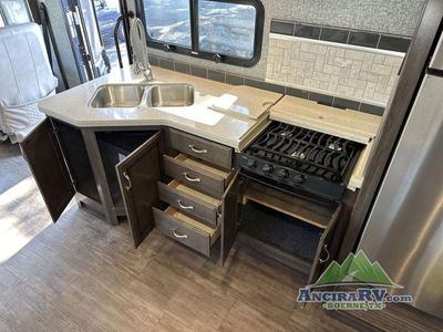 2018 Fleetwood RV Bounder - Photo 13