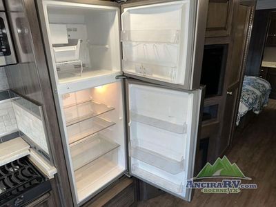 2018 Fleetwood RV Bounder - Photo 14