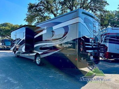 2018 Fleetwood RV Bounder - Photo 4