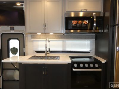 2026 Thor Motor Coach Magnitude Grand - Photo 7