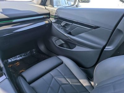 2025 BMW 5 Series — photo 14 view