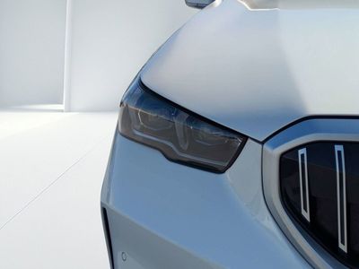 2025 BMW 5 Series — photo 8 view