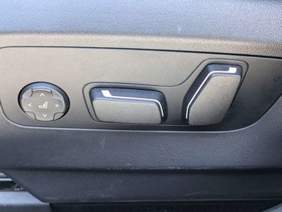 2025 BMW 5 Series — photo 17 view