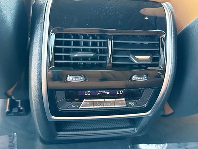 2027 BMW X7 — photo 21 view