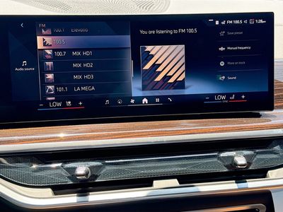 2027 BMW X7 — photo 34 view
