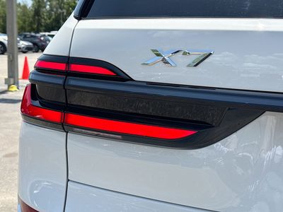 2027 BMW X7 — photo 10 view