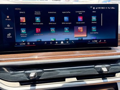 2027 BMW X7 — photo 32 view