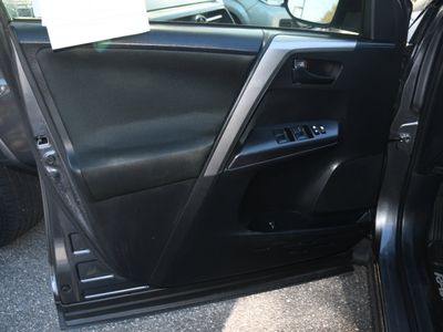 2017 Toyota RAV4 - Photo 9