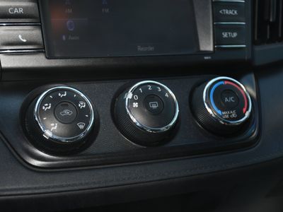 2017 Toyota RAV4 - Photo 14