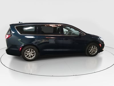 2023 Chrysler Pacifica — photo 8 view