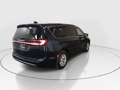 2023 Chrysler Pacifica — photo 7 view